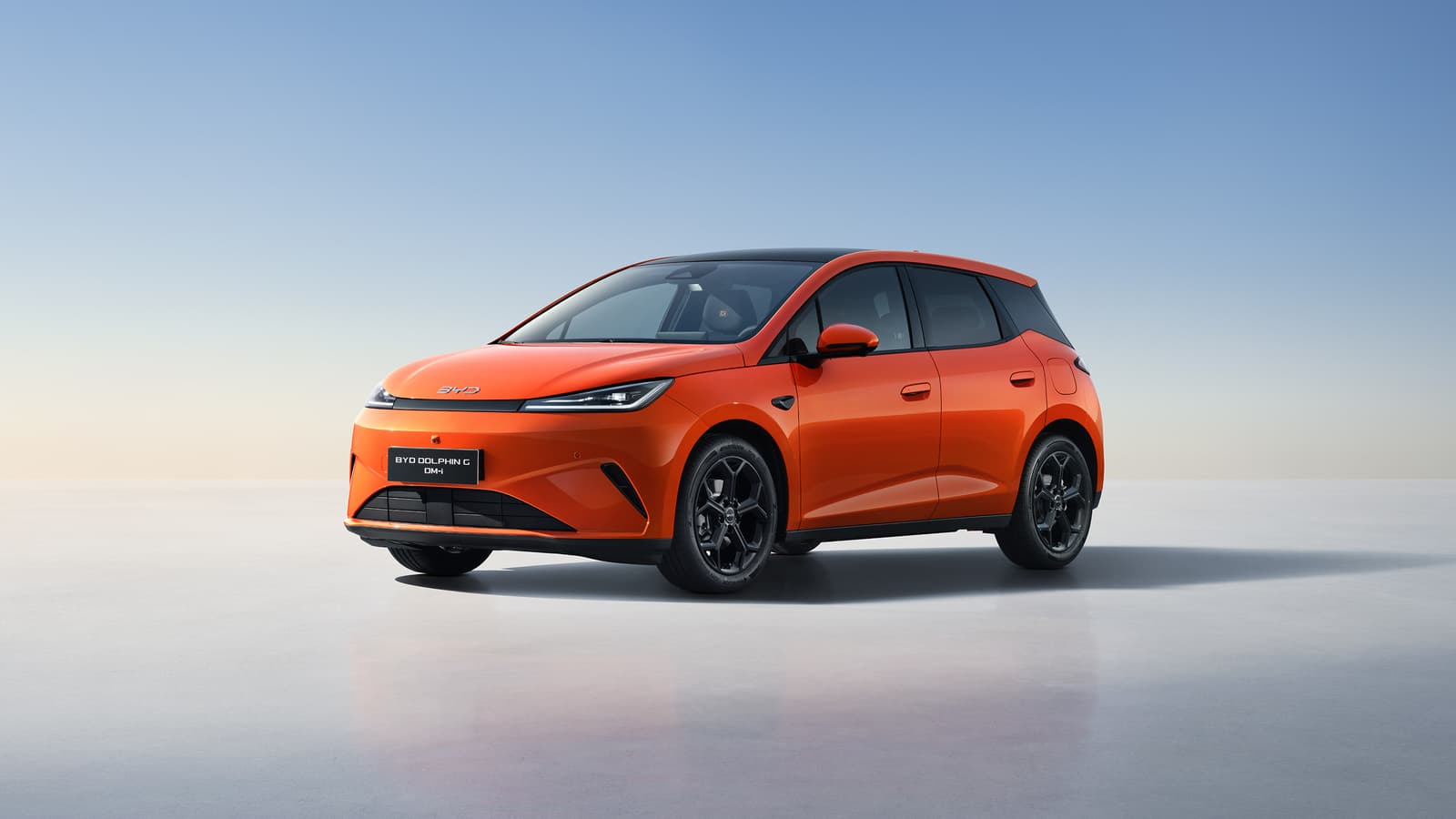 BYD Dolphin G DM-i front 3/4 orange