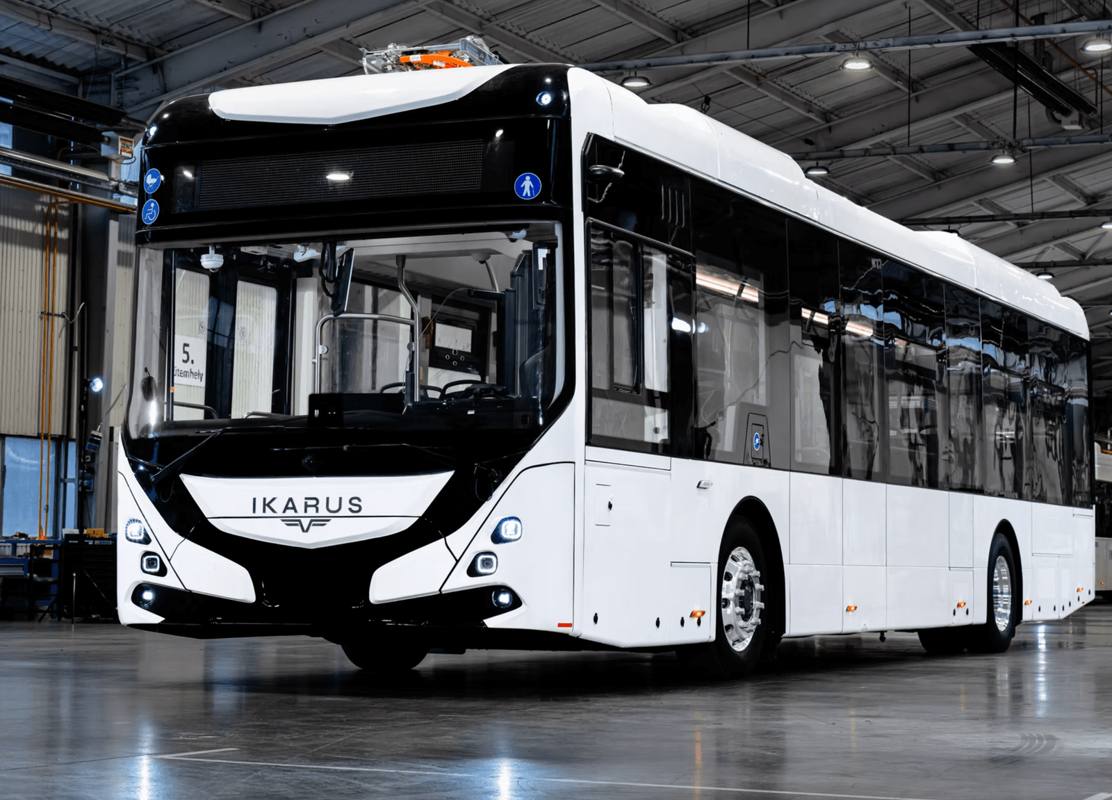 Ikarus 120e V4 front 3/4 white