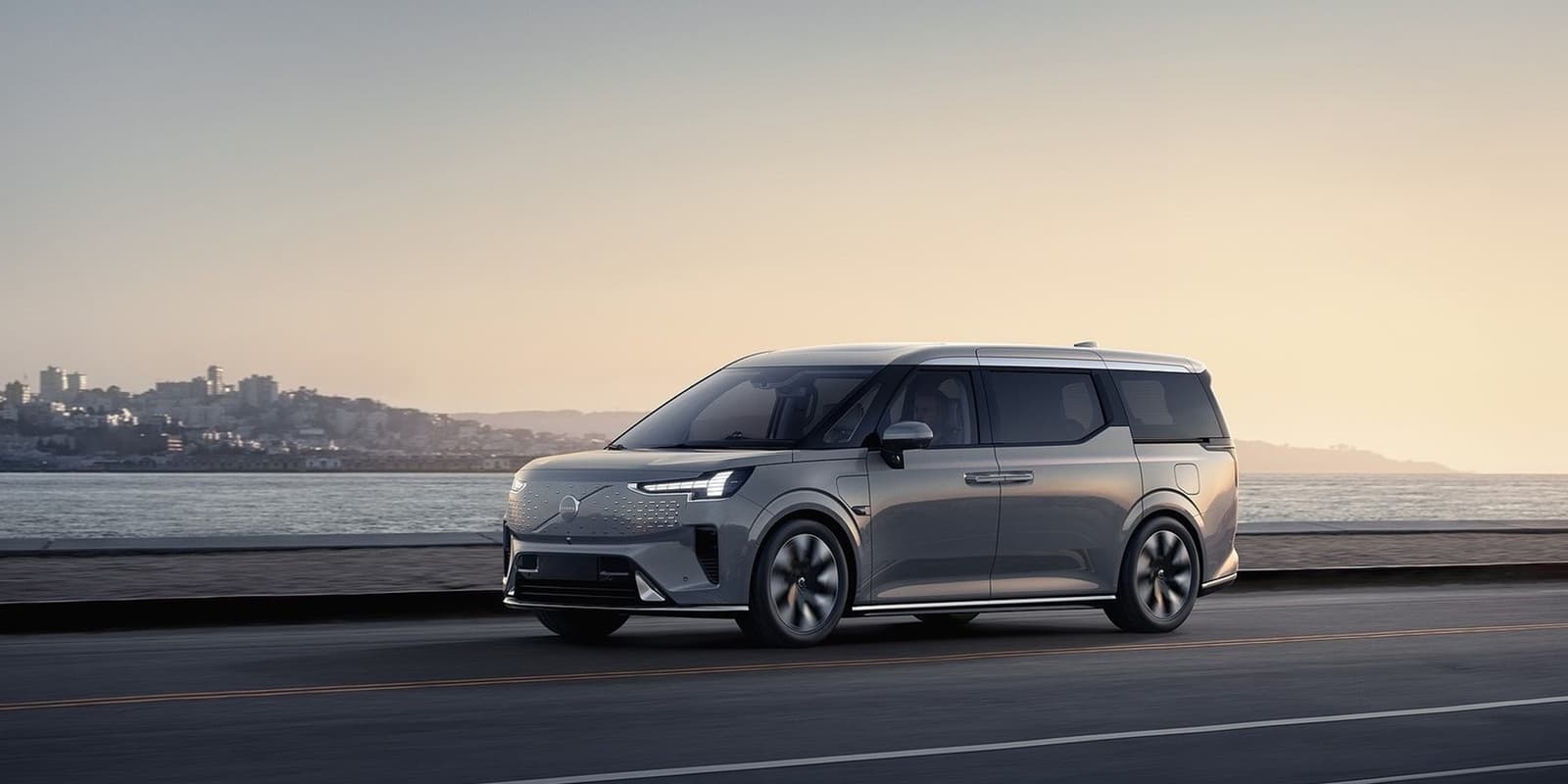 Првиот моноволумен на Volvo го носи името EM90