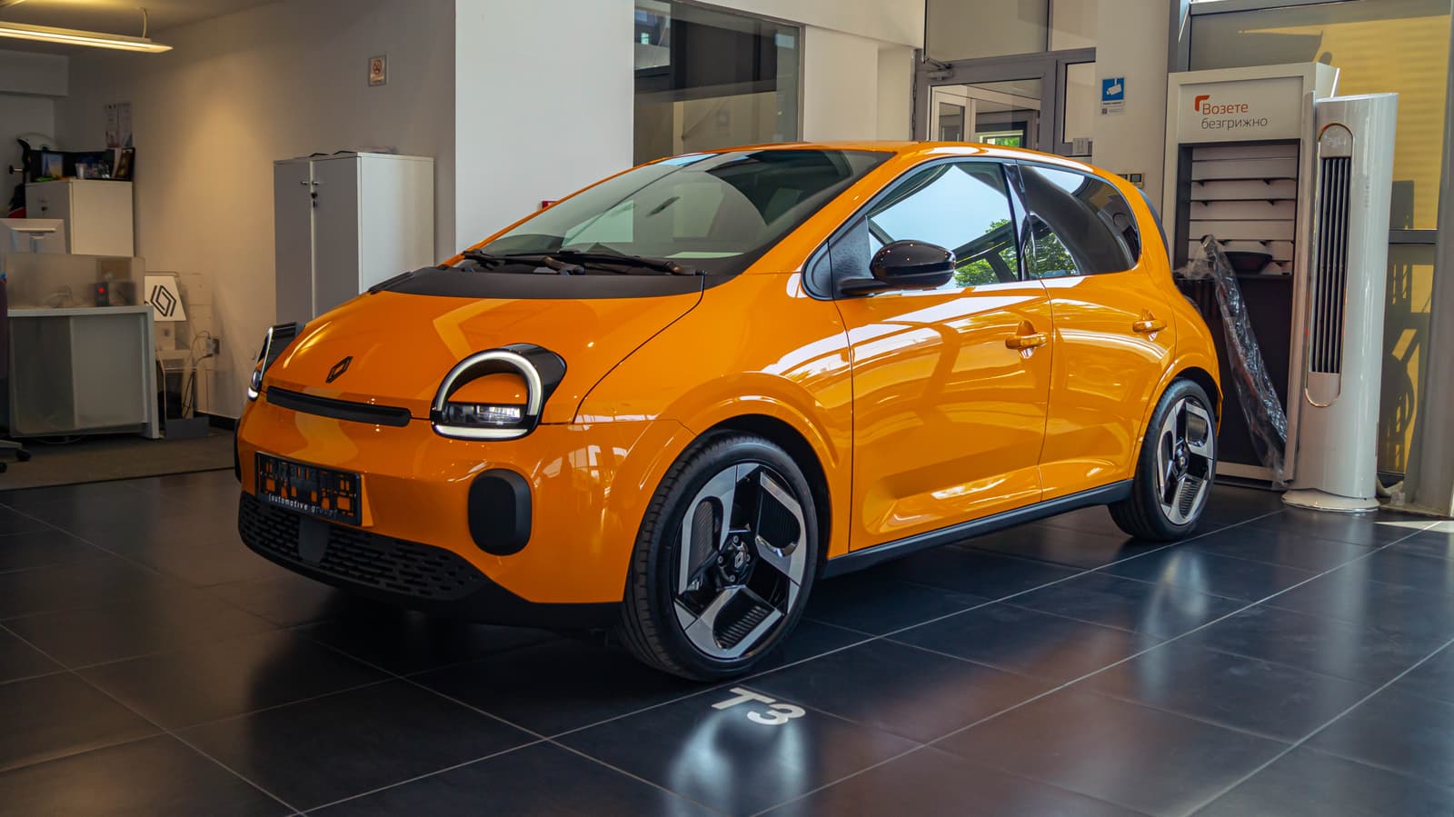 Renault Twingo E-Tech yellow 1