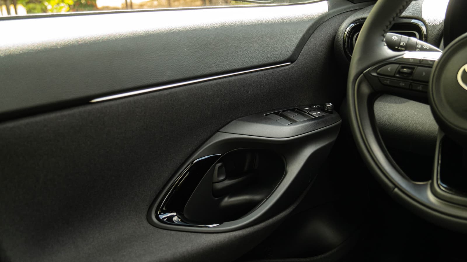 Toyota Yaris Cross врата од внатре