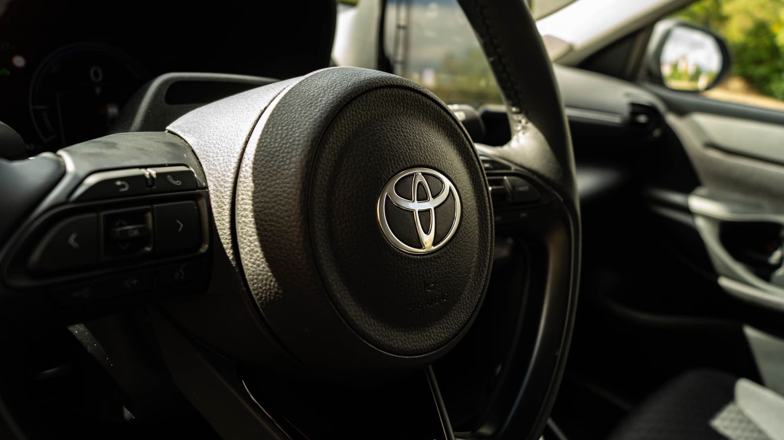 Toyota Yaris Cross знакче на волан