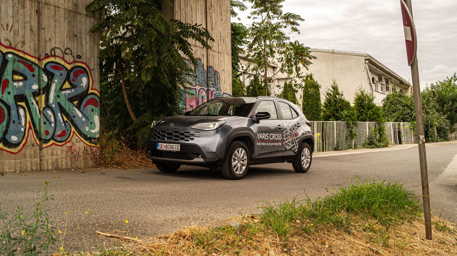 Toyota Yaris Cross преден 3/4 графити исчистена
