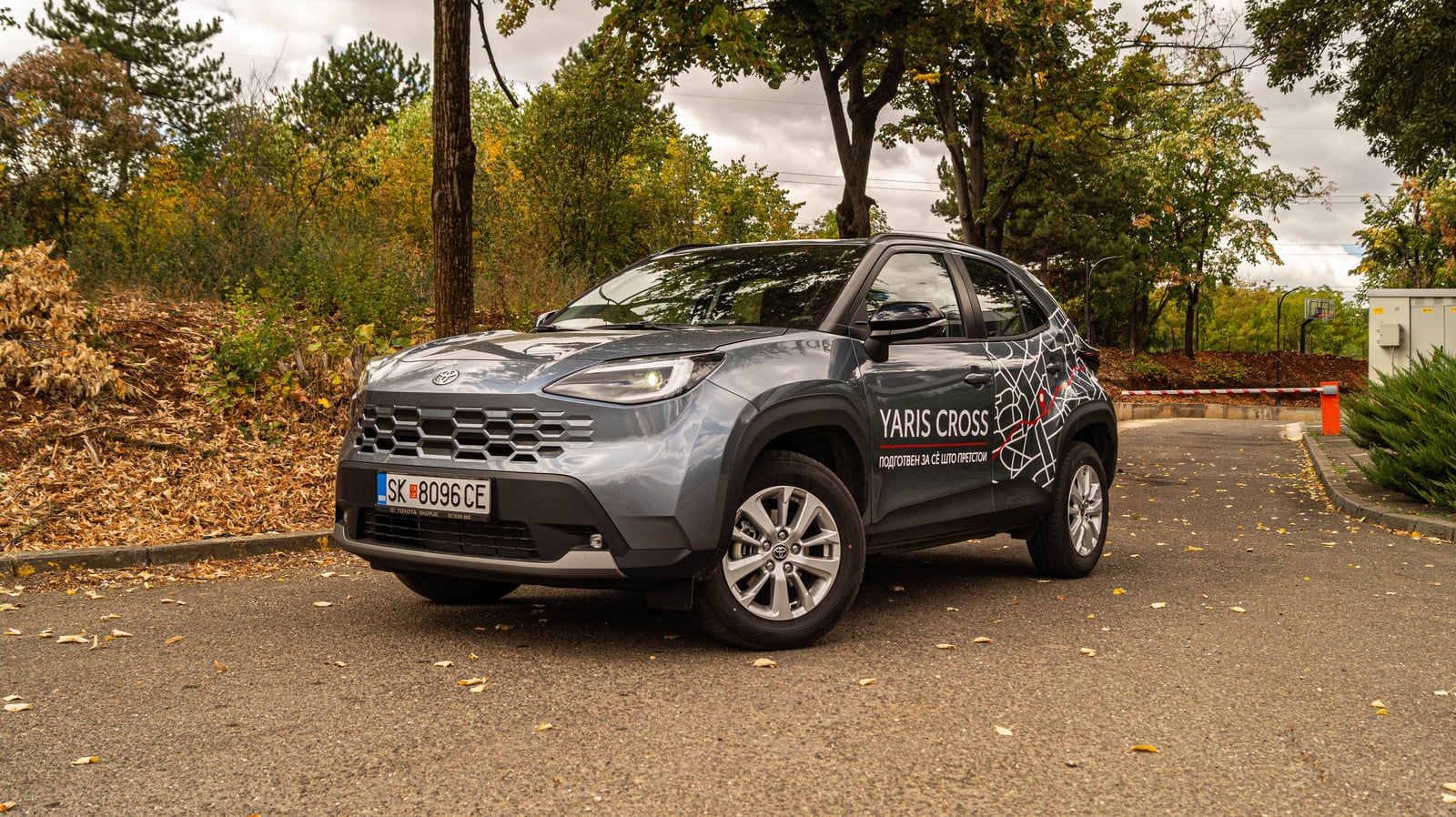 Toyota Yaris Cross преден 3/4 локација за снимање исчистена