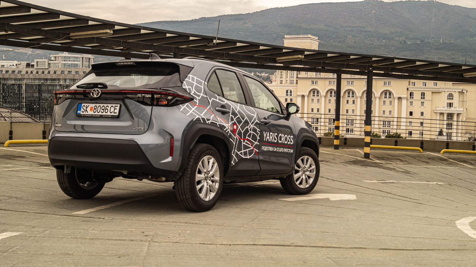 Toyota Yaris Cross заден 3/4, тркала свртени