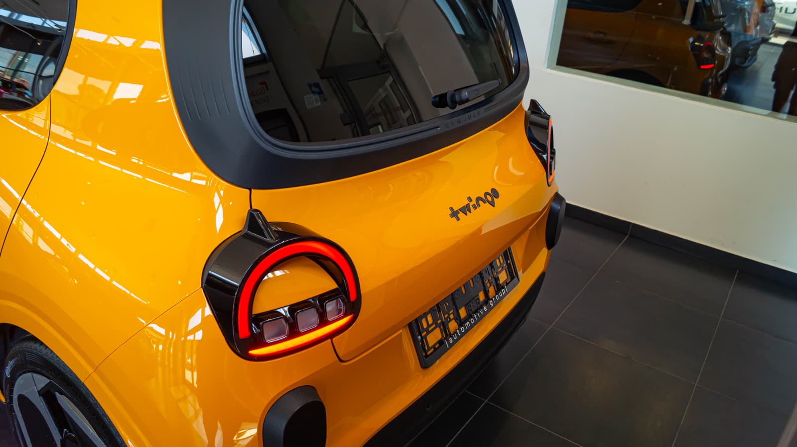Renault Twingo E-Tech yellow 8