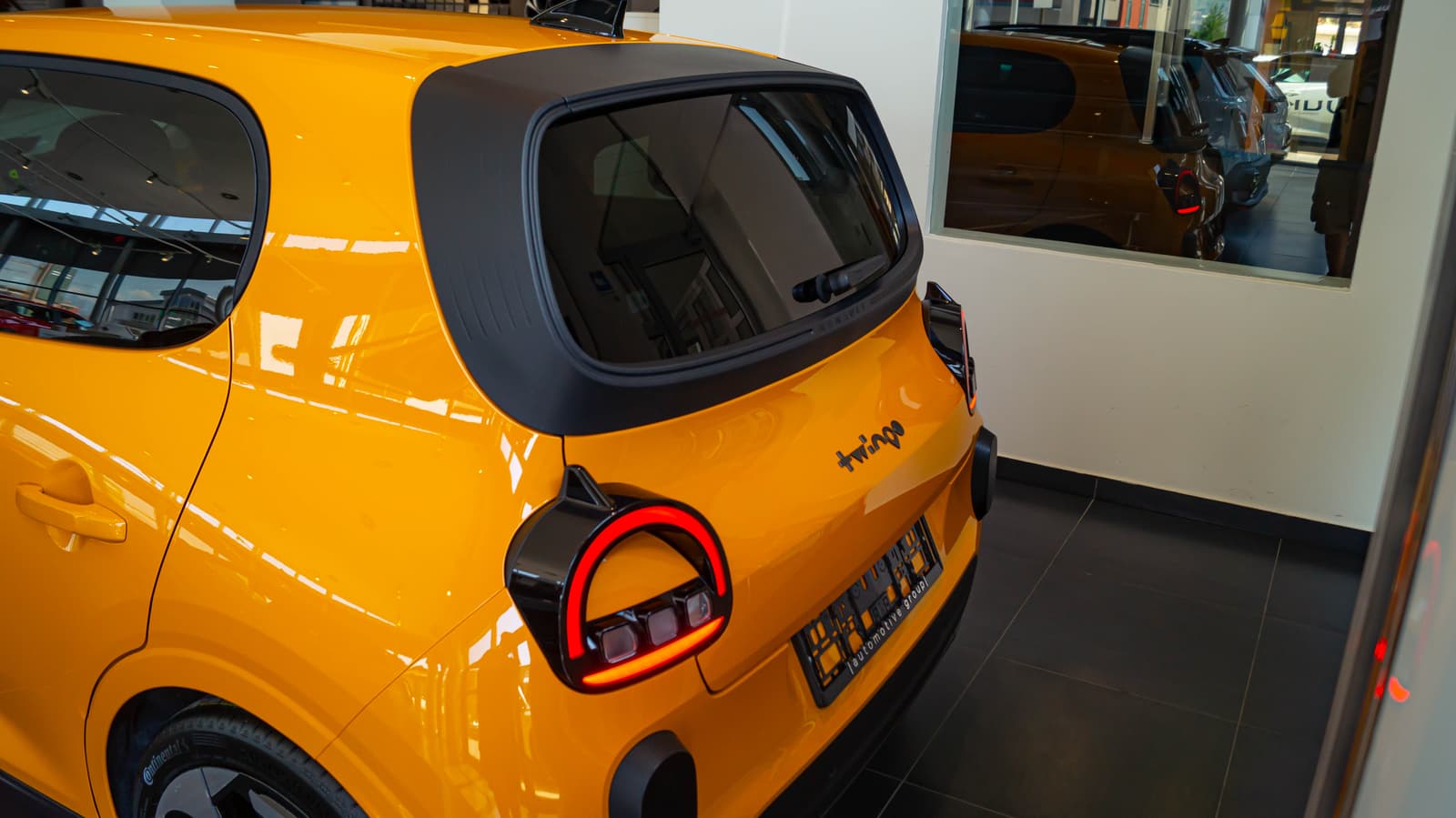 Renault Twingo E-Tech yellow 9