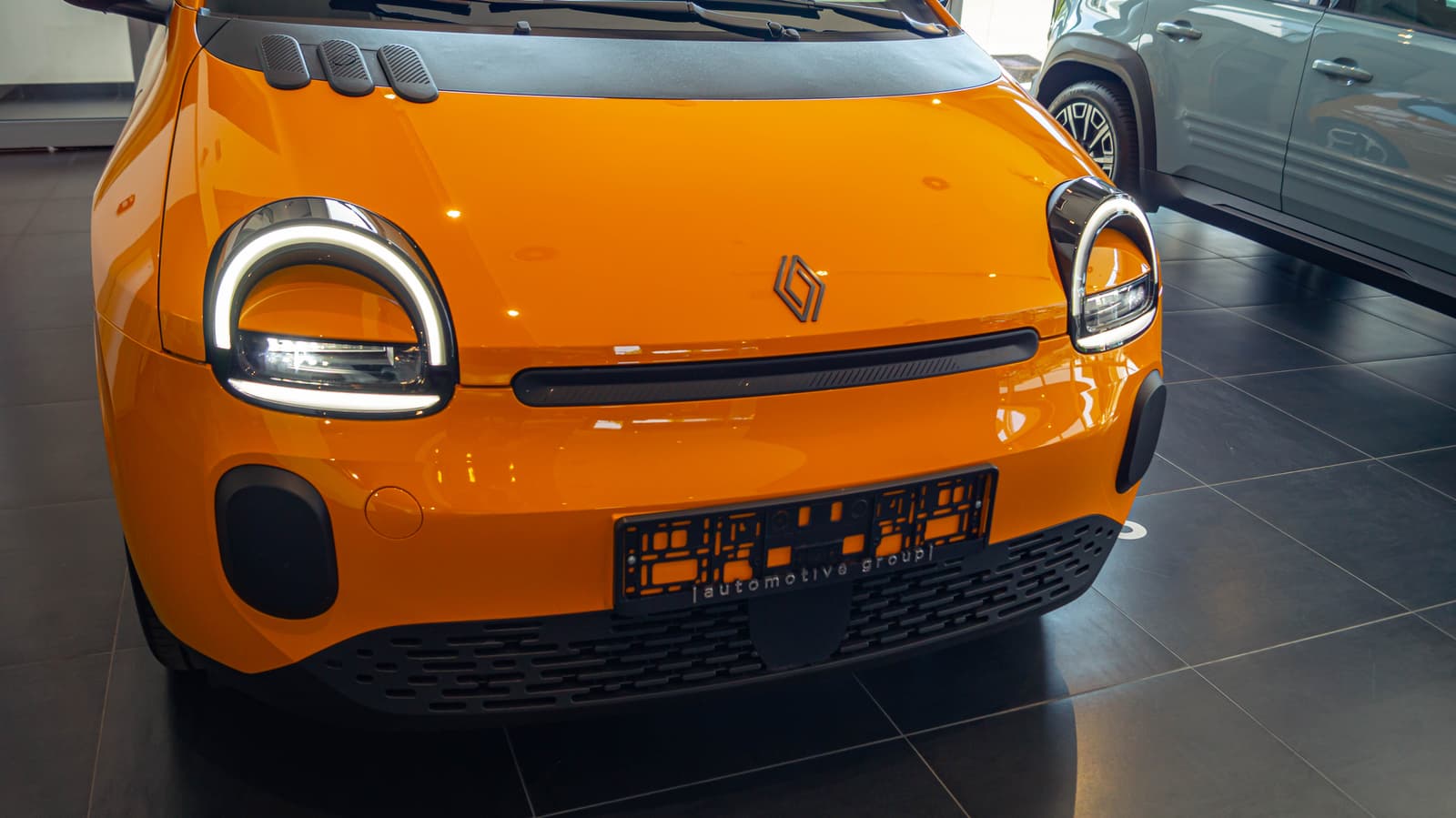 Renault Twingo E-Tech yellow 4